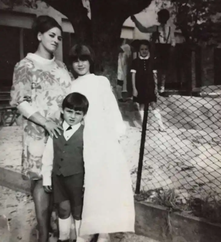 roberto mancini piccolo con la mamma marianna e la cugina francesca