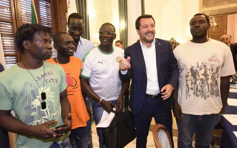 salvini incontra  i braccianti a foggia 1