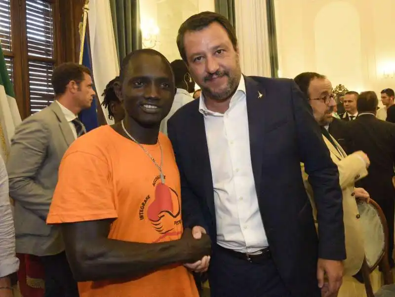 salvini incontra  i braccianti a foggia 2