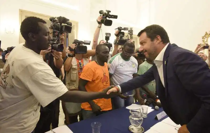 salvini incontra  i braccianti a foggia 4