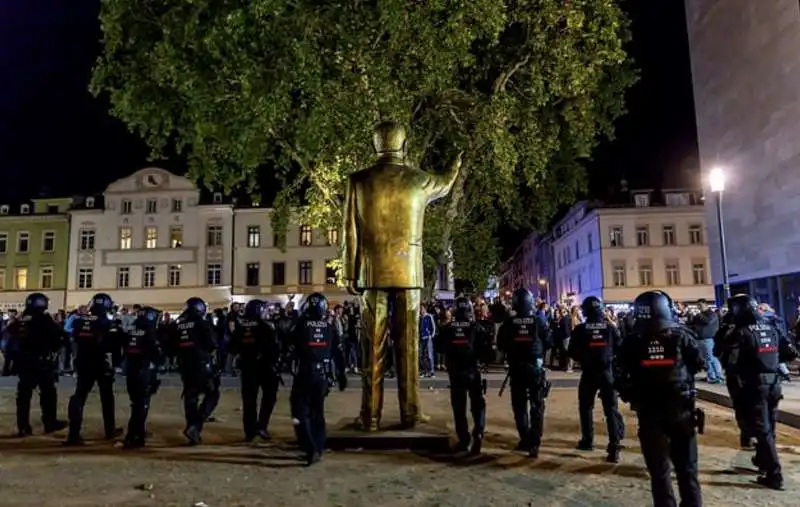 statua di erdogan a wiesbaden 2