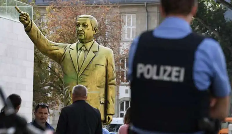 statua di erdogan a wiesbaden 3