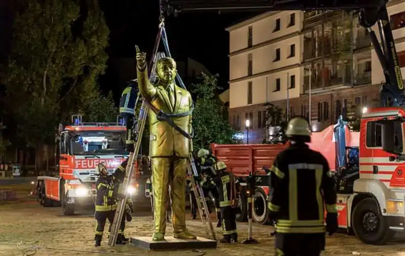 statua di erdogan a wiesbaden 4