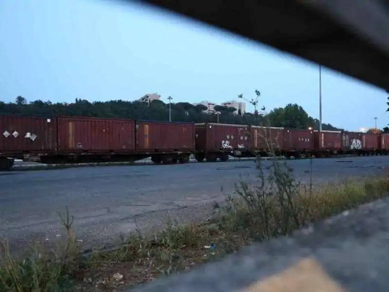 treno carico di rifiuti a roma  1