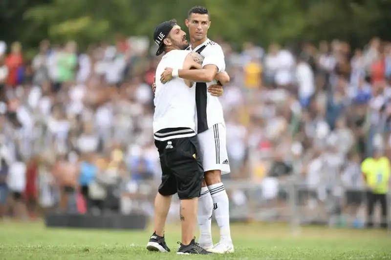 un tifoso si ingroppa cristiano ronaldo