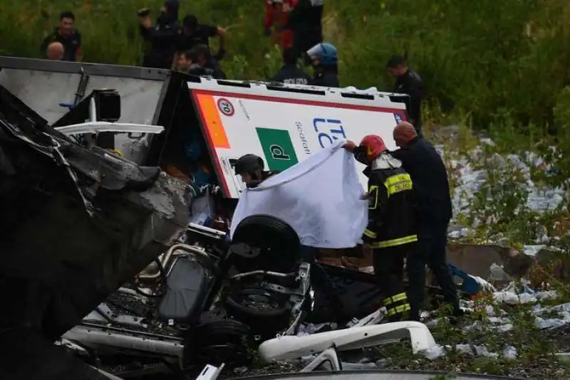 vigili del fuoco a lavoro sulle macerie del ponte morandi a genova 