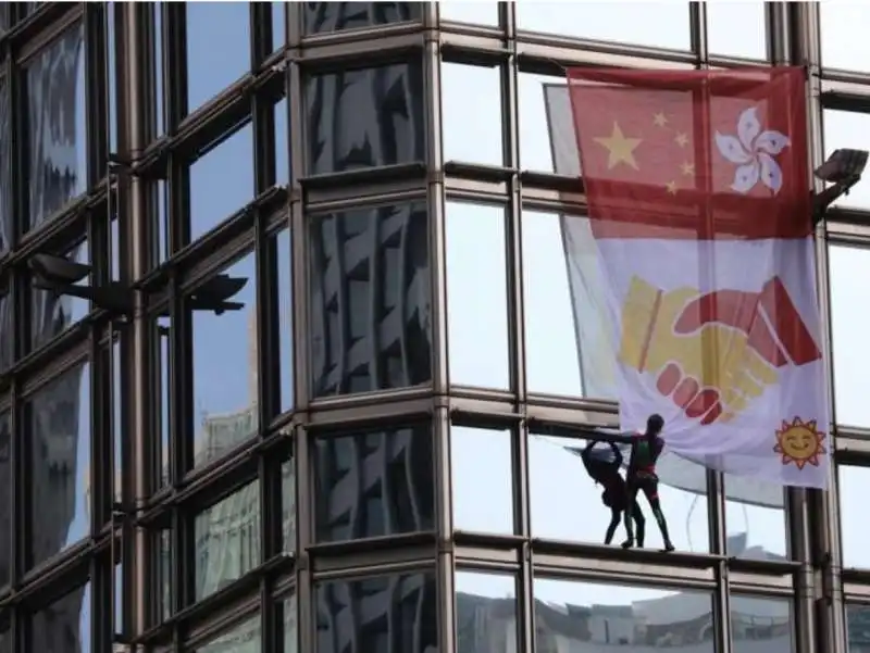 ALAIN ROBERT SI ARRAMPICA SU UN GRATTACIELO DI HONG KONG