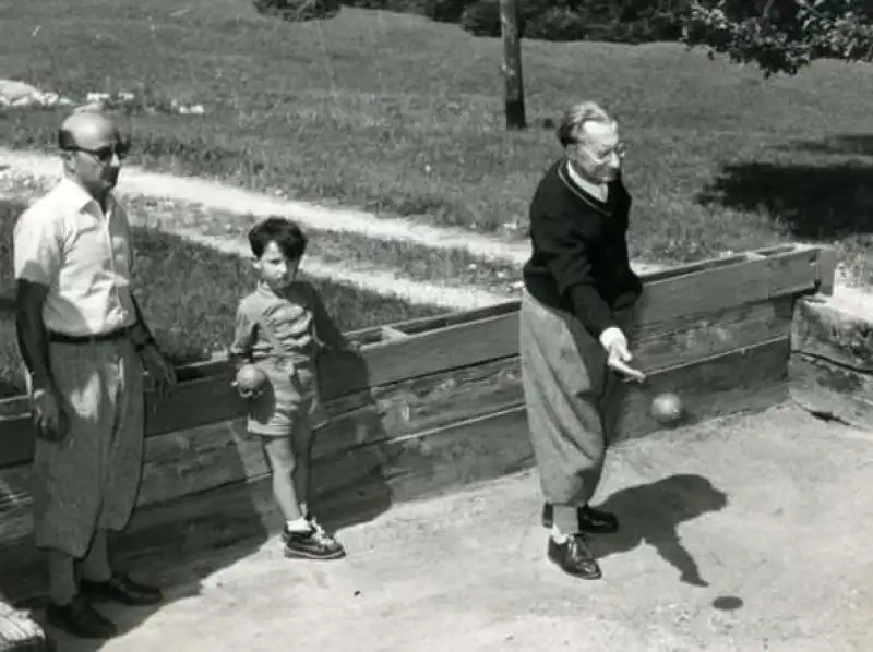 alcide de gasperi gioca a bocce con il nipote in trentino