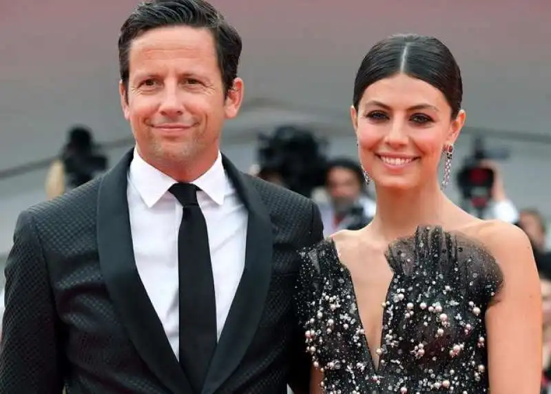 alessandra mastronardi e il fidanzato, l'attore scozzese ross mccall