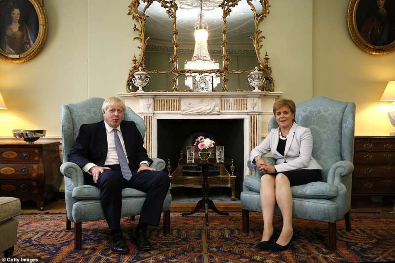 boris johnson con la premier scozzese nicola sturgeon