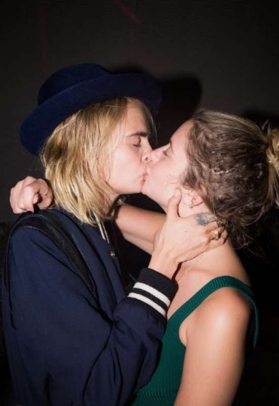 cara delevingne e ashley benson 9