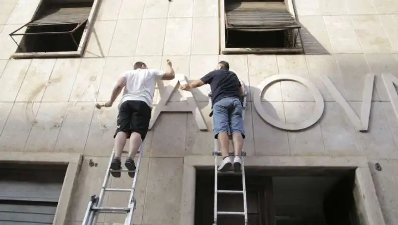 casapound, gli attivisti rimuovono la scritta dalla sede 10