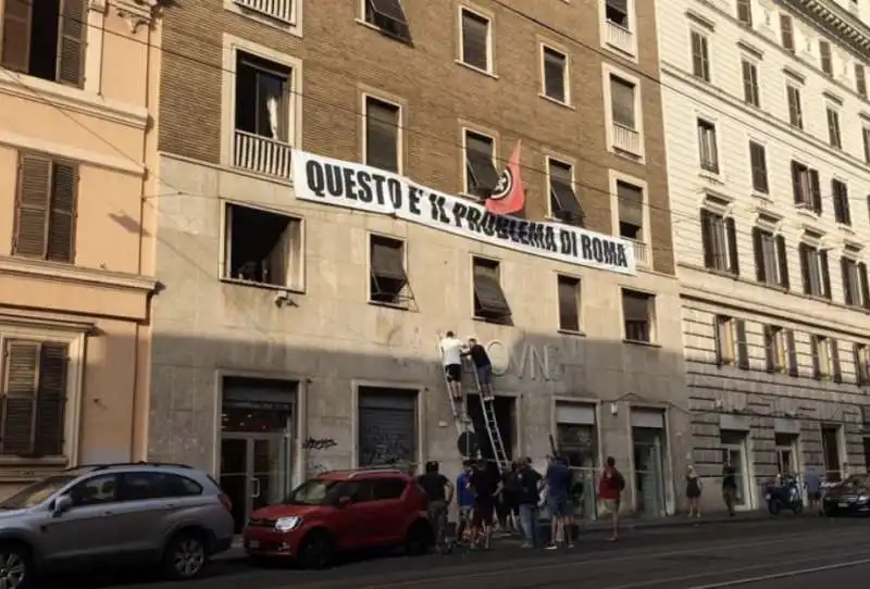 casapound, gli attivisti rimuovono la scritta dalla sede 5