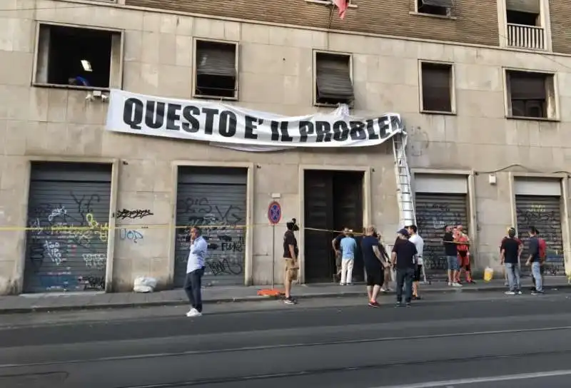 casapound, gli attivisti rimuovono la scritta dalla sede 6