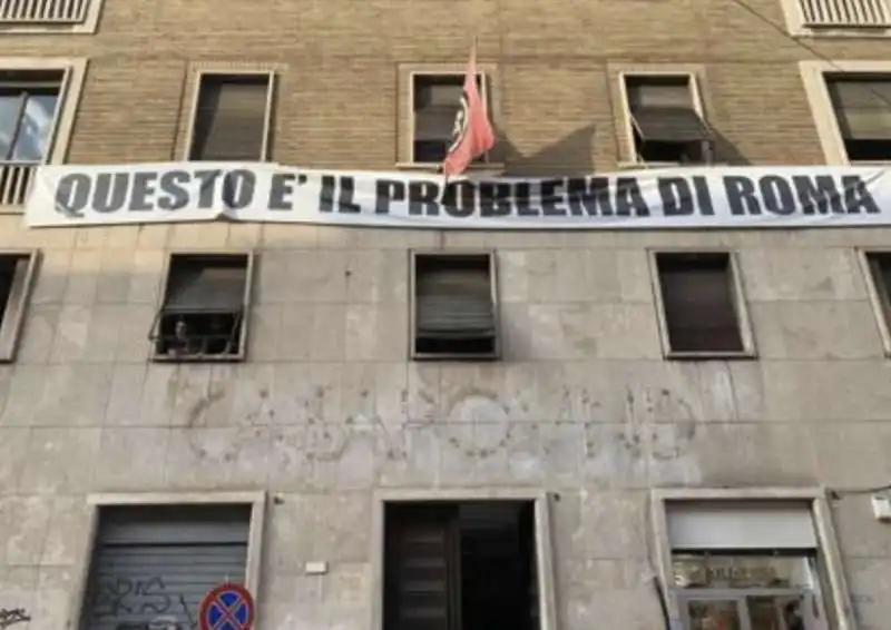 casapound, gli attivisti rimuovono la scritta dalla sede 8