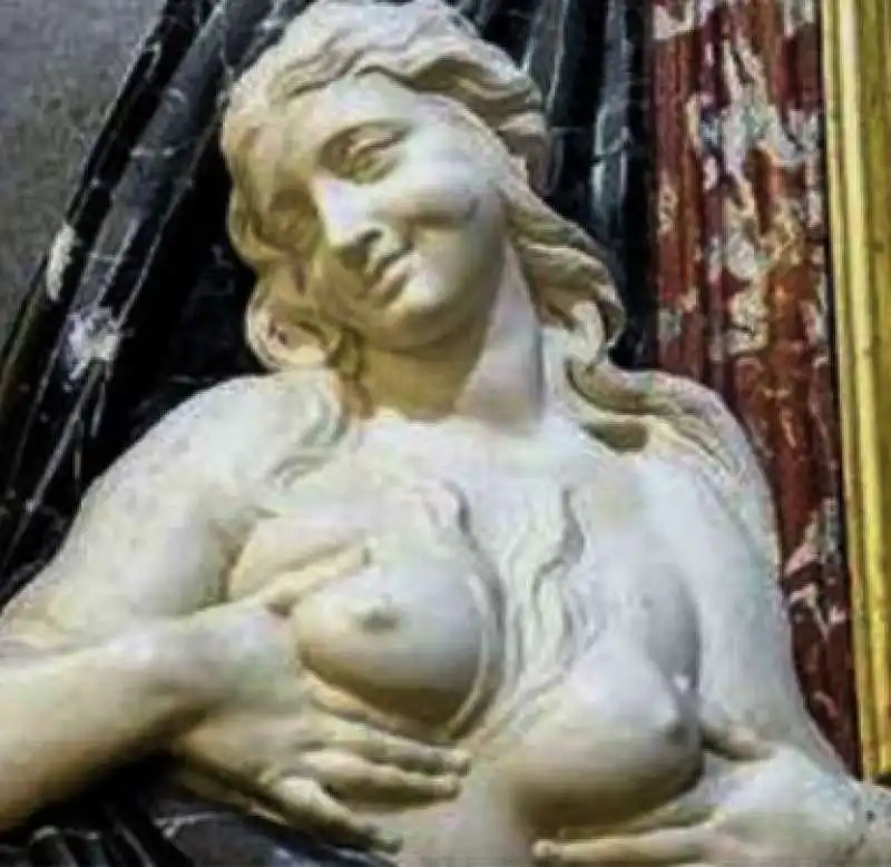 CHIESA DI SANT ISIDORO - LA STATUA DEL BERNINI LIBERATA DAL CORPETTO PER COPRIRE I SENI