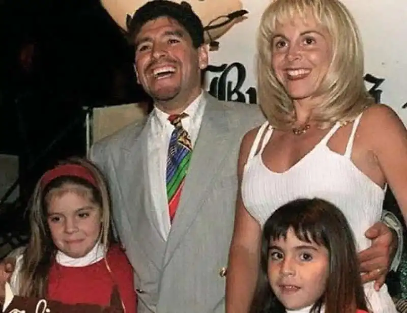 DIEGO MARADONA CON CLAUDIA DALMA E GIANNINA