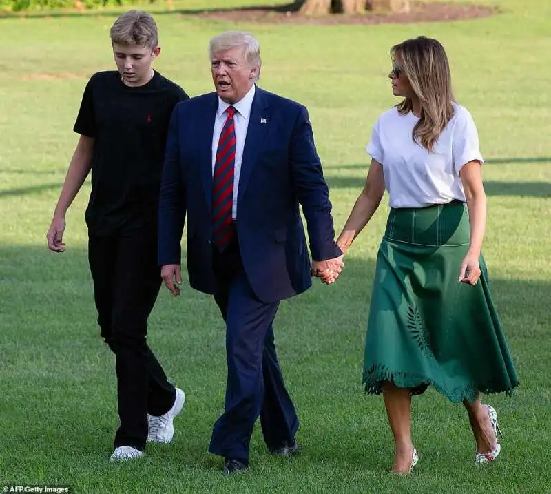 donald trump con il figlio barron e la moglie melania torna alla casa bianca dopo le ferie 2