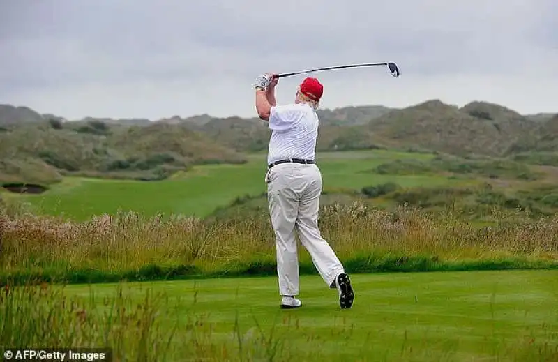 donald trump gioca a golf