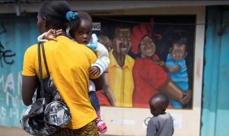 donna con bambini a kibera   nairobi