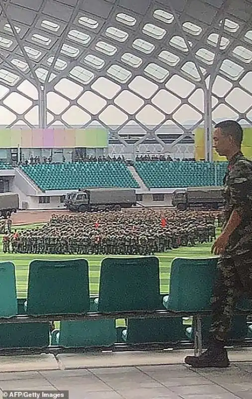 esercitazioni militari cinesi nello stadio di shenzen