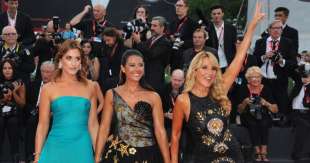 francesca carollo giusy versace jo squillo sul red carpet di venezia