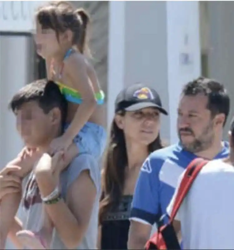 francesca verdini con matteo salvini e i suoi figli a forte dei marmi