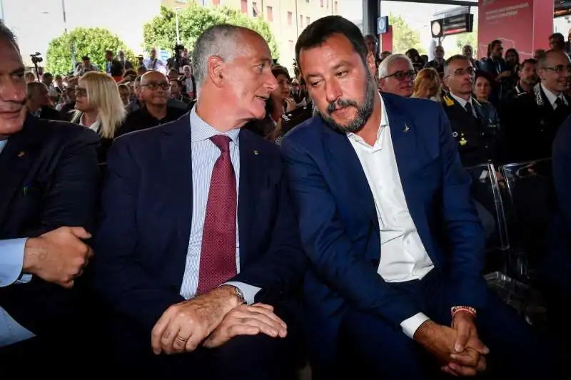 franco gabrielli e matteo salvini all'inaugurazione dell'hub di trenitalia a milano rogoredo