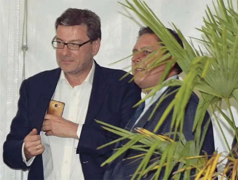 giancarlo giorgetti e giovanni toti alla berghem fest