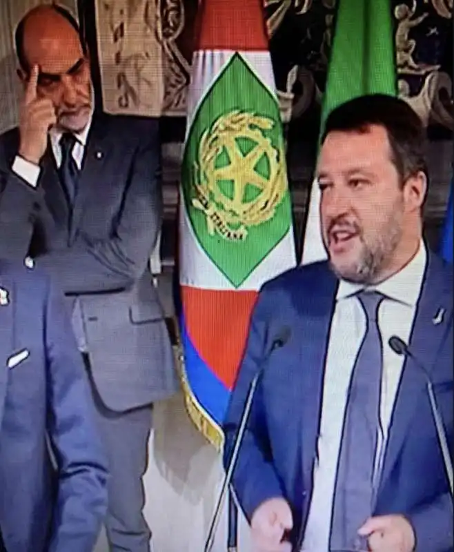 GIOVANNI GRASSO GUARDA MATTEO SALVINI PARLARE