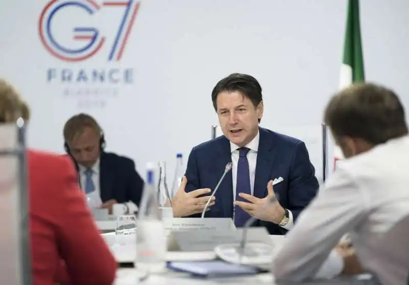 giuseppe conte al g7 di biarritz con pochette a 4 punte