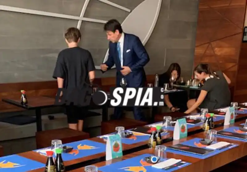 giuseppe conte con il figlio al ristorante giapponese daruma sushi 2