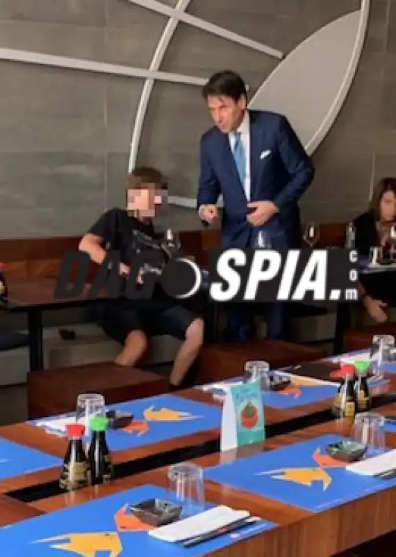 giuseppe conte con il figlio al ristorante giapponese daruma sushi 6