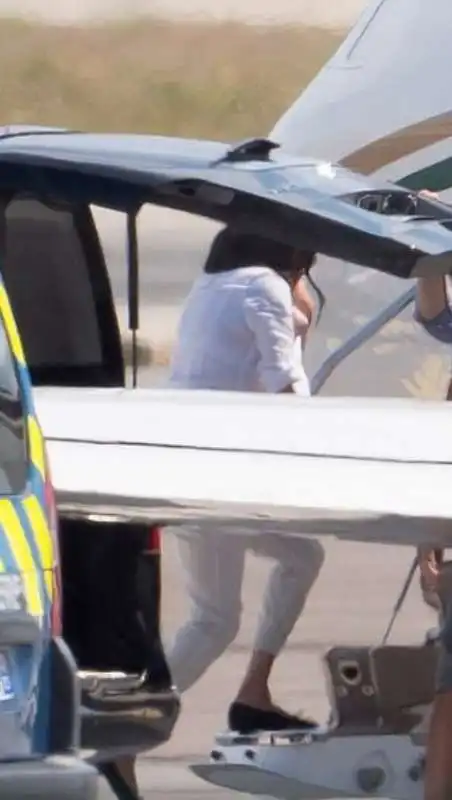 harry e meghan sull'aereo privato 5