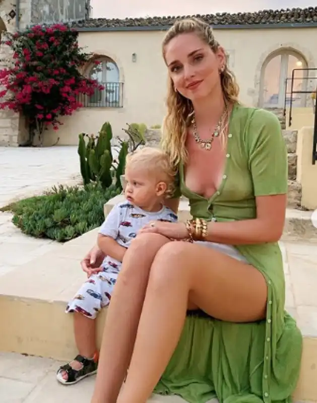 i capezzoli di chiara ferragni con leone 2