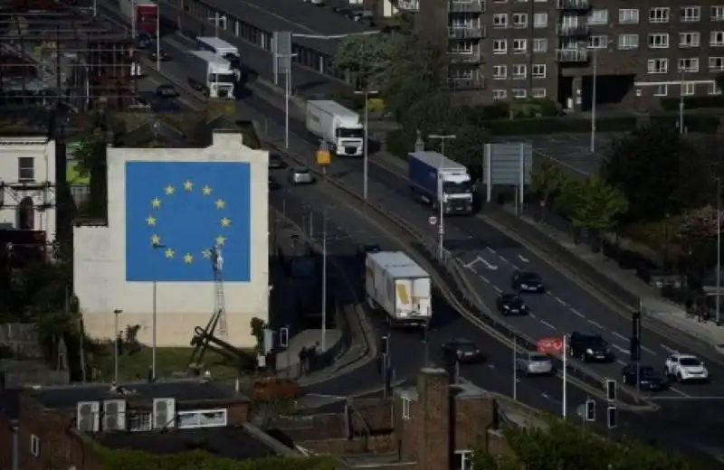 il murale sull'unione europea di banksy a dover 1