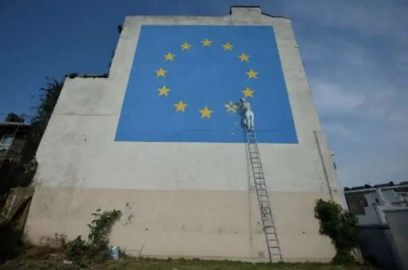 il murale sull'unione europea di banksy a dover 6