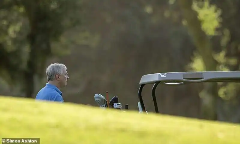 il principe andrea gioca a golf