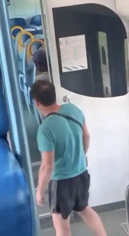 insulti razzisti sul treno milano verona 1