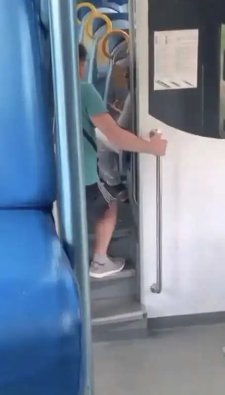 insulti razzisti sul treno milano verona 2