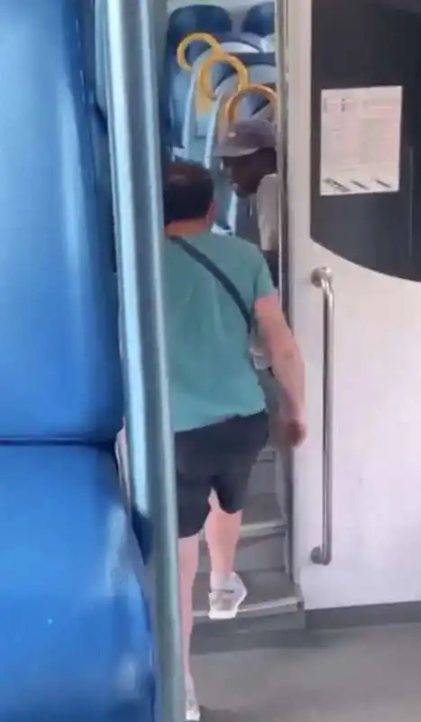 insulti razzisti sul treno milano verona 4