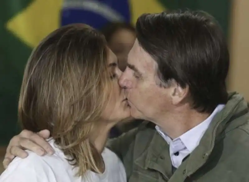 jair bolsonaro bacia la moglie michelle