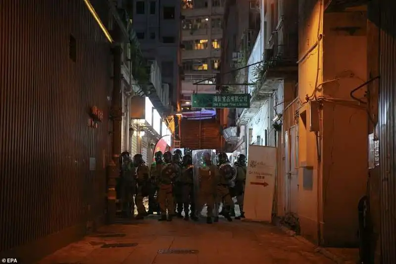 la polizia blocca le strade a hong kong