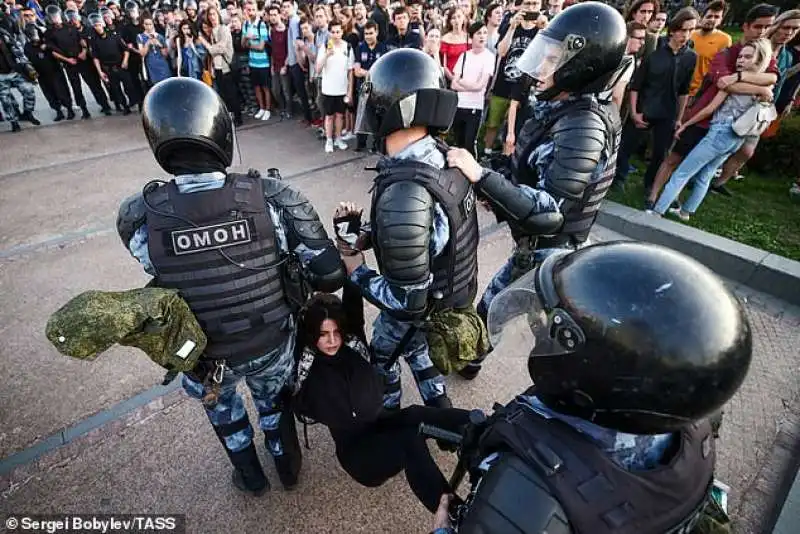 la polizia 'contiene' i manifestanti a mosca 4