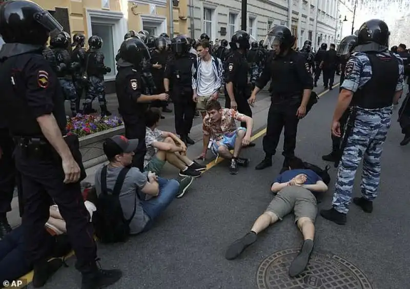 la polizia 'contiene' i manifestanti a mosca 5