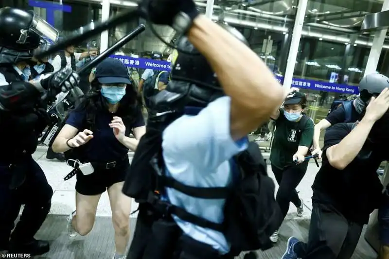 la polizia contro i manifestanti a hong kong 1