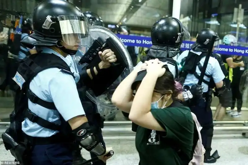 la polizia contro i manifestanti a hong kong