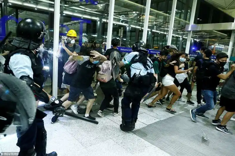 la polizia contro i manifestanti a hong kong 2