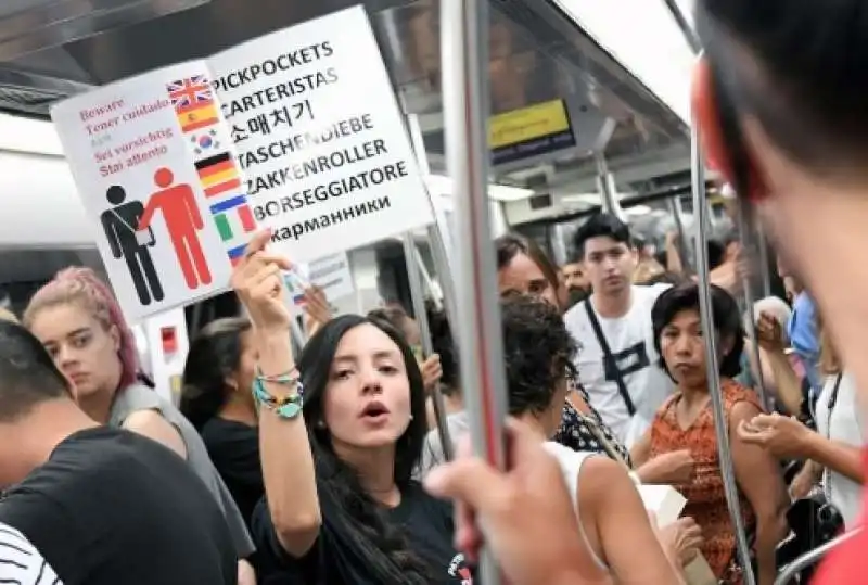 la ronda dei cittadini di barcellona contro i borseggiatori 7