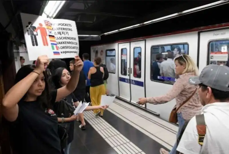 la ronda dei cittadini di barcellona contro i borseggiatori 8